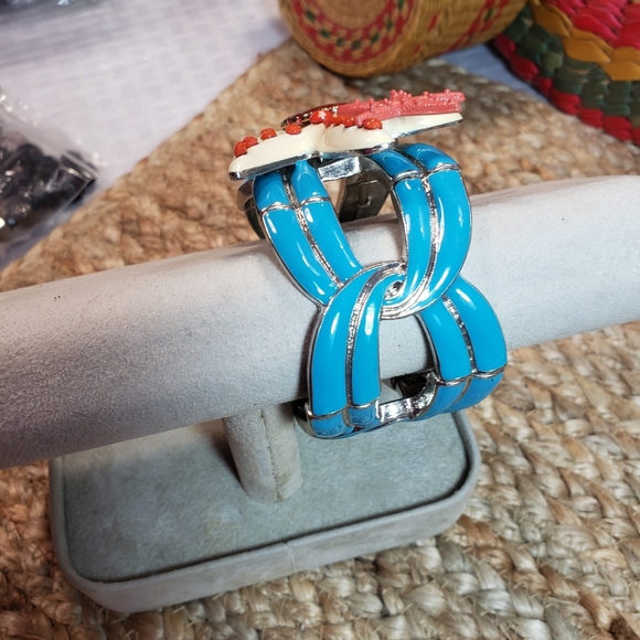 Starfish Stretch Bracelet & Earrings - Picture 4 of 7